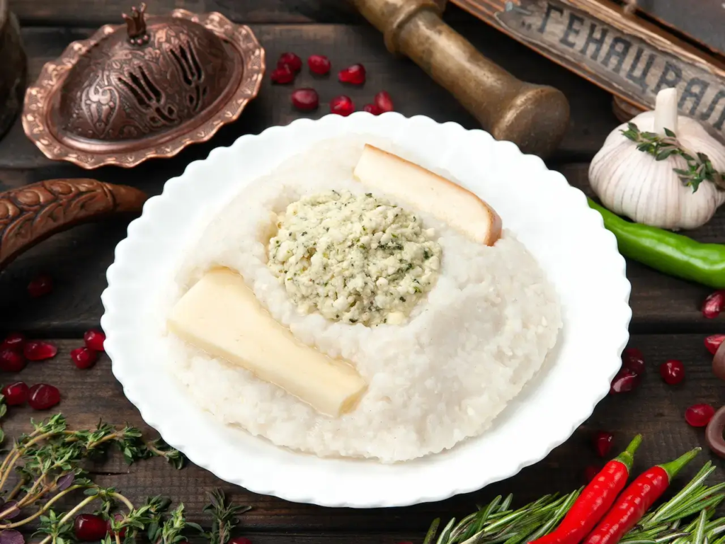 Мамалыга — кукурузная каша, к которой подают три вида сыра