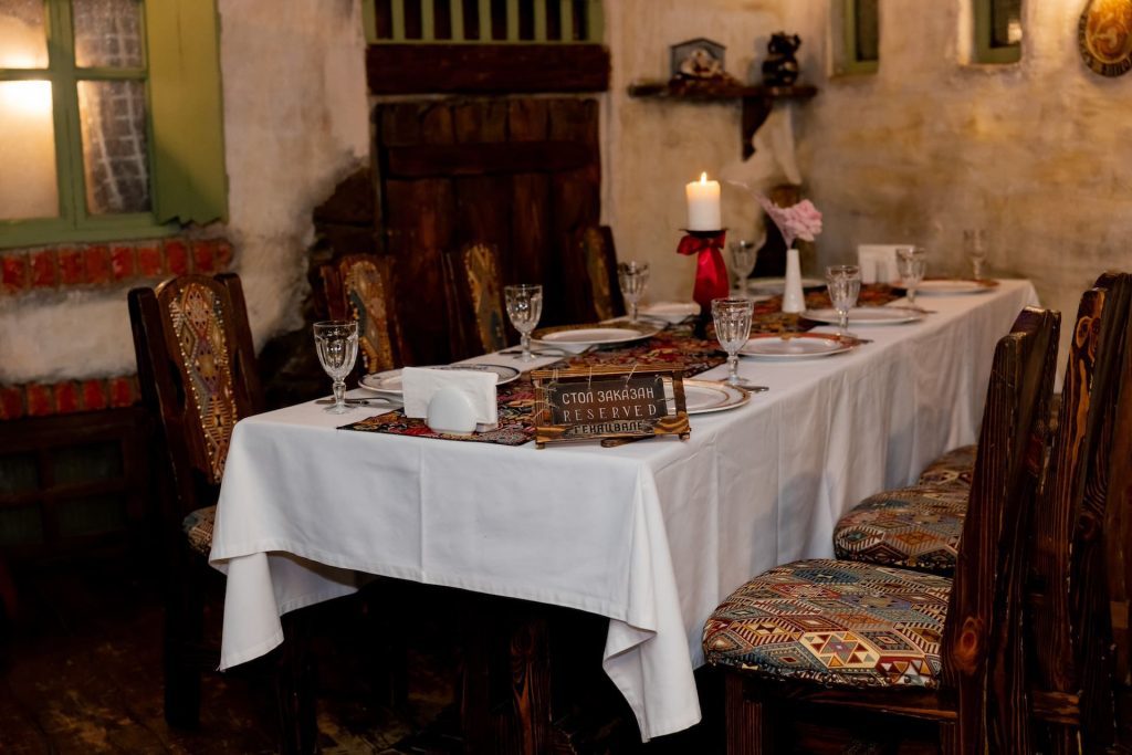 Банкетный стол, накрытый на большую компанию