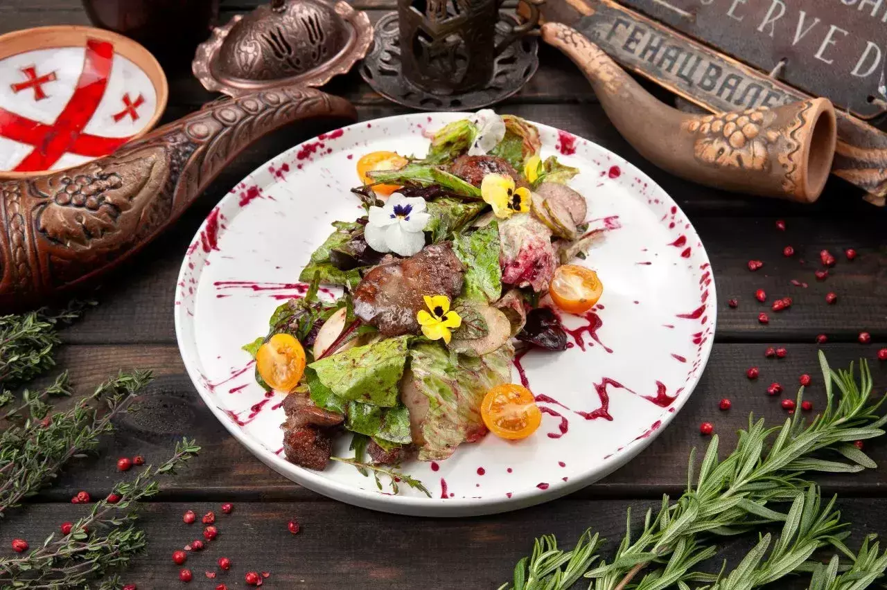 Теплый салат из куриной печени